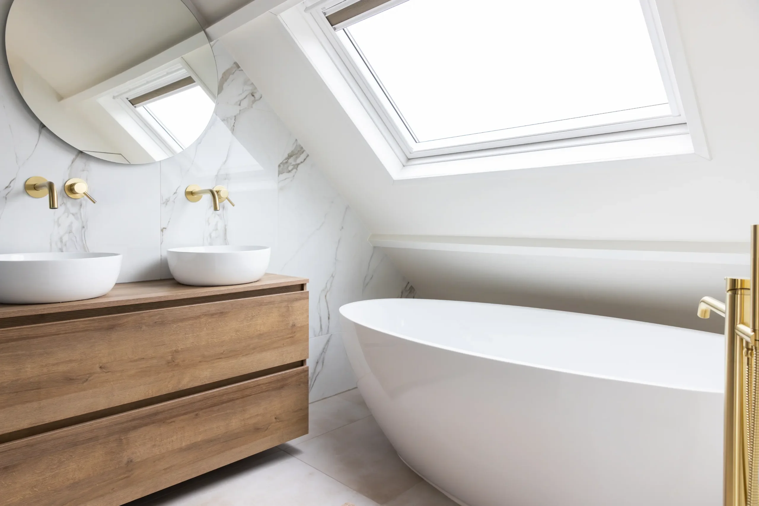 Gerenoveerde badkamer in lichte marmer stijl