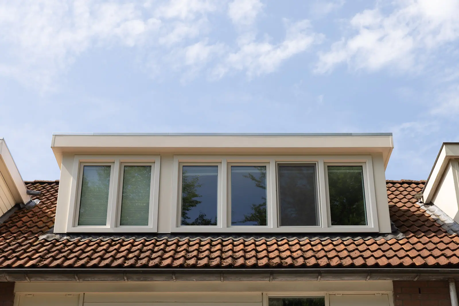 Dakkapel op woning met klassieke dakpannen