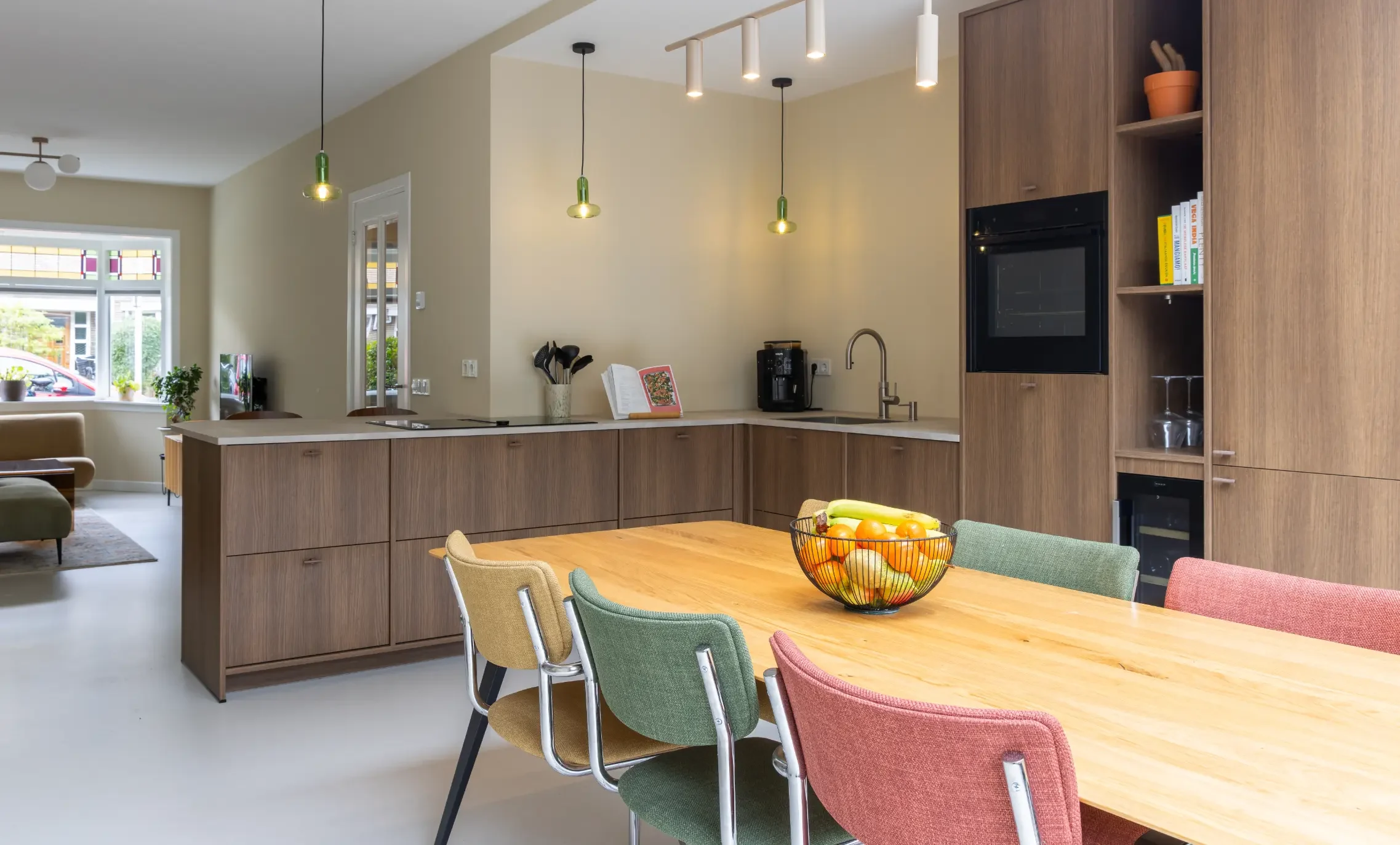 Moderne leefkeuken van hout met een kleurrijk interieur
